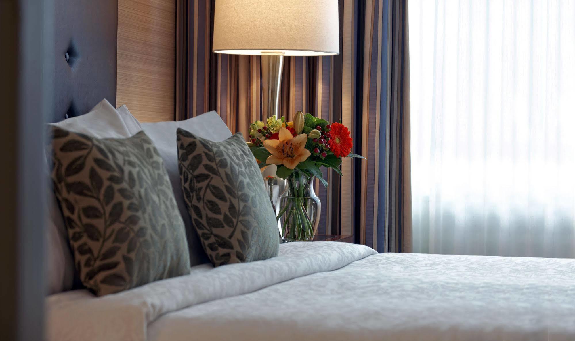 Cambridge Suites โตรอนโต ภายนอก รูปภาพ